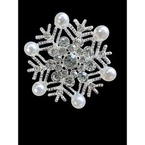 Snowflake Sparkly Christmas Pin Silver Tone Crystal Rhinestones Faux Pearls